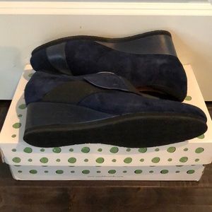 🆕 EARTHIES ‘Bondy’ Navy Suede wedges
